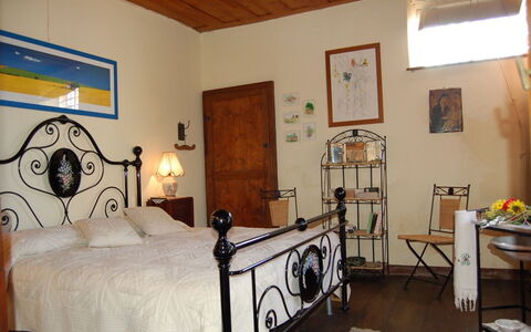 Emilia: Soveværelse, Værelse, Seng, Møbel, Ejendom, Bed Frame, Sengetøj, Bygning, Indretning, Væg