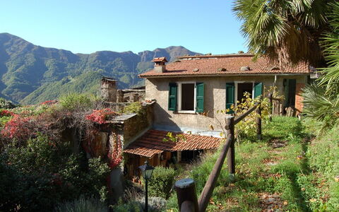 Emilia: Ejendom, Hus, Bjerglandsby, Hjem, Bygning, Landdistrikt, Landsby, Ejendom, Hill Station, Tag