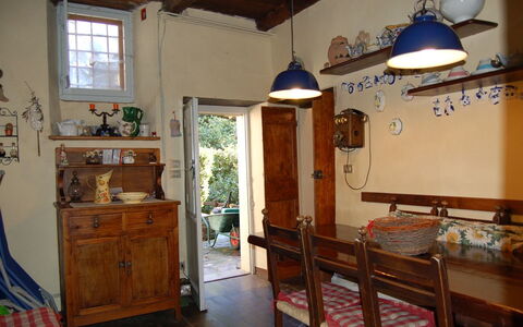 Emilia: Værelse, Ejendom, Møbel, Bygning, Hus, Etage, Indretning, Loft, Hårdttræ, Hjem