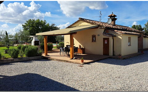 Villetta Di Cortona: Sky, Himmel, Plante, Bygning, Ejendom, Vindue, Dør, Træ, Hus, Vejbelægning