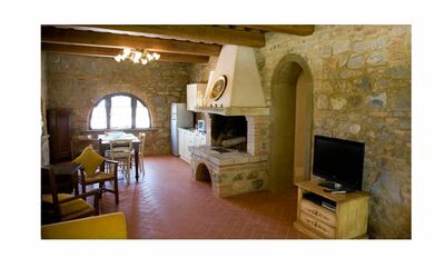 Carbonaia: Ejendom, Bygning, Træ, Rektangel, Stol, Komfort, Gulvbelægning, Bord, Stue, Hus