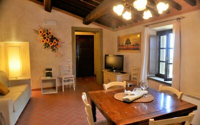 Le Briglie: Bord, Møbel, Vindue, Stol, Træ, Billedramme, Indretning, Belysning, Bygning, Stue