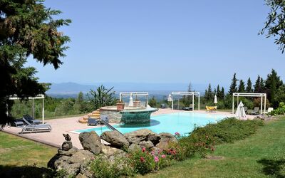 Villa Di Meletro: Plante, Vand, Himmel, Ejendom, Træ, Vegetationen, Land Lot, Naturlige Landskab, Arecales, Sø