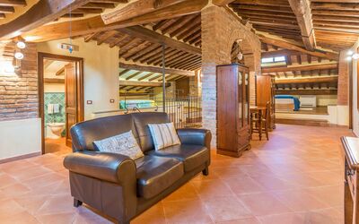 Ambra: Ejendom, Værelse, Bygning, Indretning, Bjælke, Ejendom, Møbel, Stue, Hjem, Estate