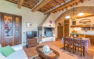 Smeraldo: Ejendom, Værelse, Bygning, Møbel, Ejendom, Hus, Stue, Indretning, Estate, Hjem