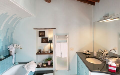 Villa Solaria: Ejendom, Bygning, Hylde, Couch, Træ, Indretning, Billedramme, Stue, Cabinetry, Reoler