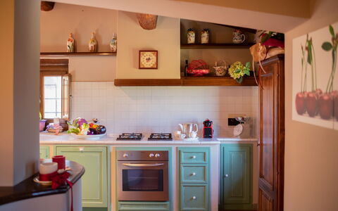 Villa Solaria: Cabinetry, Countertop, Ejendom, Bygning, Køkken, Indretning, Træ, Køkken Apparat, Orange, Gulvbelægning