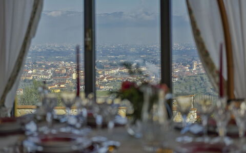 Villa Solaria: Bordservice, Bygning, Glasservice, Drinkware, Himmel, Vinglas, Textile, Vindue, Skyscraper, Indretning