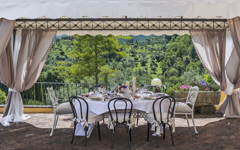 Villa Solaria: Ejendom, Møbel, Dug, Værelse, Indretning, Gardin, Baldakin, Bord, Skygge, Ejendom