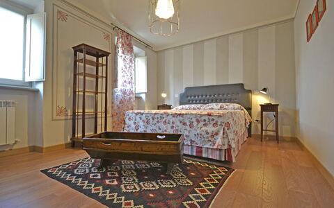 Appartamento Maccari: Værelse, Etage, Ejendom, Møbel, Hårdttræ, Soveværelse, Trægulve, Indretning, Bygning, Seng