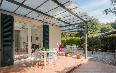 Marina Pietrasanta 255: Plante, Bygning, Møbel, Bord, Himmel, Skygge, Stol, Udendørs Møbler, Sky, Hus