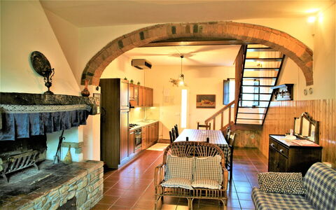 Agriturismo Girasole: Værelse, Ejendom, Bygning, Indretning, Møbel, Loft, Hus, Ejendom, Arkitektur, Arch