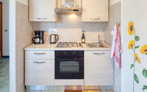 Olivi Del Mesco - Levanto: Værelse, Ejendom, Køkken, Cabinetry, Møbel, Komfur, Gul, Større Bandage, Countertop, Indretning