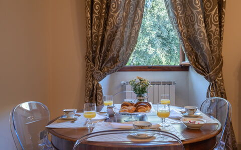 Il Marchese Di Ronta: Værelse, Spisestue, Ejendom, Restaurant, Gul, Indretning, Bord, Møbel, Gardin, Måltid