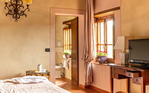 Borgo Gerlino: Værelse, Ejendom, Møbel, Indretning, Bygning, Soveværelse, Væg, Suite, Seng, Gul