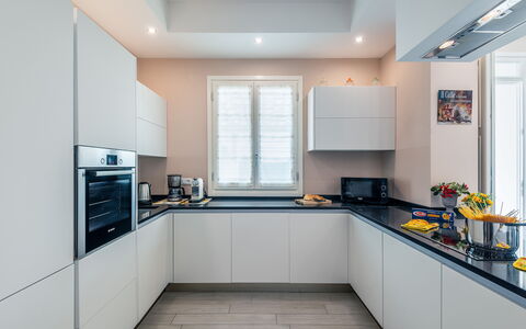 Villa Le Terme: Countertop, Værelse, Ejendom, Køkken, Cabinetry, Møbel, Indretning, Bygning, Loft, Gul