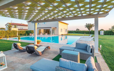 Villa Le Terme: Ejendom, Bygning, Hus, Svømmepøl, Ejendom, Hjem, Indretning, Estate, Værelse, Møbel