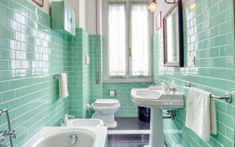 Apartment Mare Bello - Levanto: Badeværelse, Værelse, Flise, Ejendom, Turquoise, Purple, Indretning, Tap, Sanitærarmatur, Arkitektur