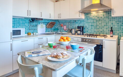 Apartment Mare Bello - Levanto: Værelse, Køkken, Ejendom, Countertop, Møbel, Indretning, Cabinetry, Turquoise, Bygning, Hus