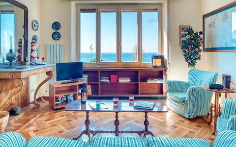 Apartment Mare Bello - Levanto: Værelse, Møbel, Stue, Blå, Indretning, Turquoise, Ejendom, Hus, Bygning, Bord