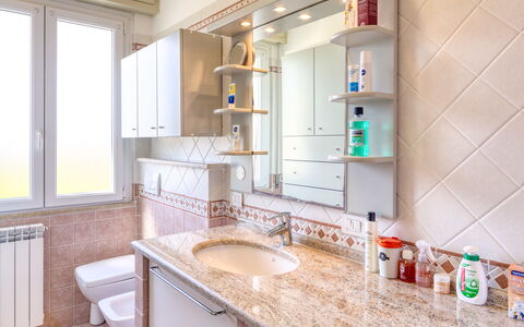 Giulia Apartment 2 - Levanto: Badeværelse, Værelse, Ejendom, Indretning, Møbel, Bygning, Flise, Countertop, Badeværelsesskab, Hus