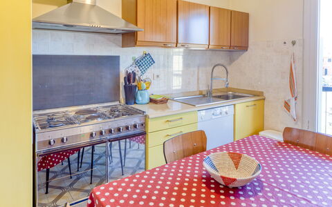 Giulia Apartment 2 - Levanto: Værelse, Ejendom, Køkken, Møbel, Gul, Hus, Indretning, Bygning, Countertop, Cabinetry