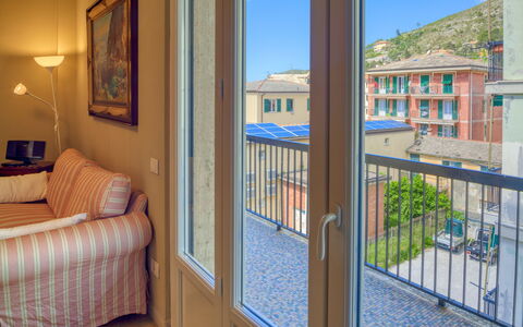 Giulia Apartment 2 - Levanto: Ejendom, Værelse, Ejendom, Bygning, Hus, Hjem, Etage, Dør, Vindue, Indretning