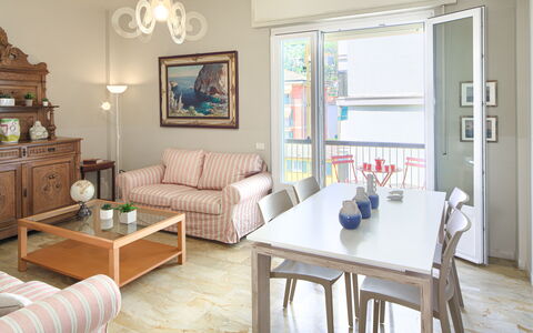 Giulia Apartment 2 - Levanto: Bord, Møbel, Ejendom, Billedramme, Couch, Azure, Stol, Indretning, Belysning, Stue