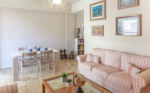 Giulia Apartment 2 - Levanto: Bord, Møbel, Couch, Billedramme, Ejendom, Træ, Belysning, Indretning, Gulvbelægning, Etage