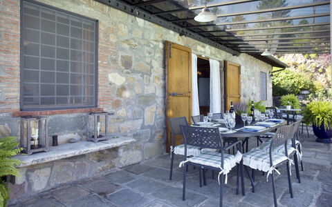 Al Mennucci: Ejendom, Bygning, Gårdhave, Hus, Ejendom, Værelse, Møbel, Hjem, Veranda, Indretning