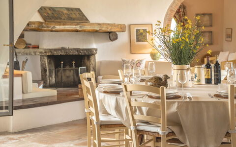 Camporempoli: Møbel, Indretning, Bord, Stol, Belysning, Køkken & Spisebord, Bordservice, Gulvbelægning, Værelse, Spisestue