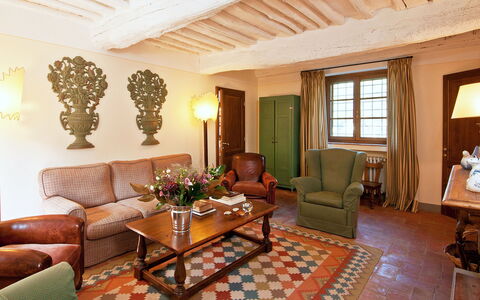 Casavecchia: Brun, Møbel, Ejendom, Couch, Vindue, Træ, Plante, Stueplante, Indretning, Stue