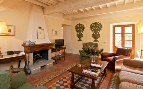 Casavecchia: Møbel, Billedramme, Ejendom, Bord, Couch, Plante, Vindue, Træ, Indretning, Etage