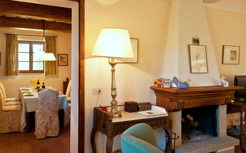 Casavecchia: Møbel, Bord, Bygning, Vindue, Billedramme, Træ, Komfort, Belysning, Lampe, Etage