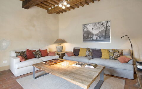 Chiodo: Værelse, Møbel, Ejendom, Stue, Indretning, Bord, Etage, Bygning, Hus, Væg