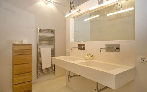 Chiodo: Værelse, Badeværelse, Ejendom, Indretning, Møbel, Bygning, Etage, Arkitektur, Hus, Håndvask