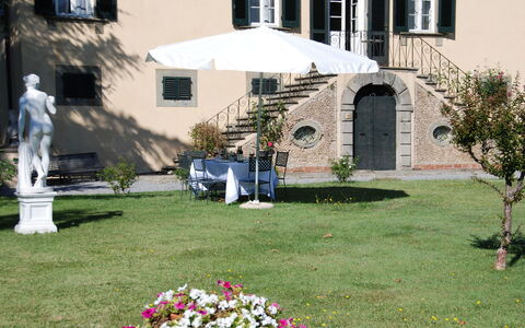 Fubbiano: Ejendom, Hus, Gård, Lawn, Backyard, Hjem, Have, Bygning, Græs, Landscaping