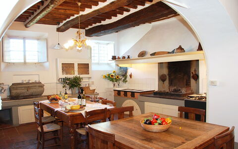 Fubbiano: Værelse, Ejendom, Bygning, Møbel, Loft, Indretning, Bjælke, Hus, Countertop, Bord