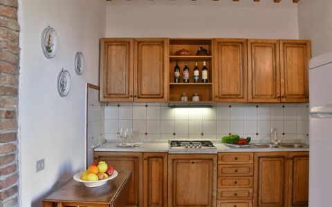 La Capanna: Køkken, Countertop, Møbel, Cabinetry, Træ, Indretning, Køkken Apparat, Gulvbelægning, Større Bandage, Skab