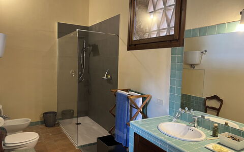 La Corte Di Campalli: Spejl, Ejendom, Håndvask, Sanitærarmatur, Tap, Badeværelsesvask, Badeværelse, Indretning, Belysning, Purple