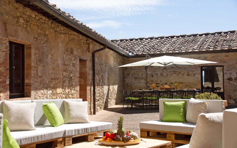 La Corte Di Campalli: Bord, Plante, Møbel, Himmel, Ejendom, Sky, Couch, Blomsterkrukke, Stueplante, Skygge