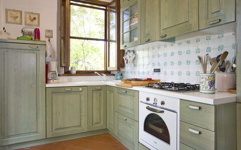 La Fonte: Countertop, Cabinetry, Køkken, Værelse, Møbel, Ejendom, Etage, Indretning, Bygning, Komfur