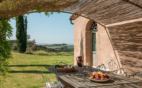 Lavacchio 12: Ejendom, Plante, Himmel, Træ, Vindue, Skygge, Arkitektur, Bord, Bygning, Græs