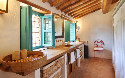 Macennere: Værelse, Ejendom, Bygning, Badeværelse, Hus, Indretning, Møbel, Loft, Ejendom, Etage