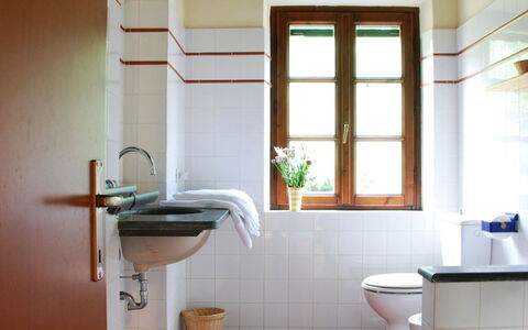 Magrini: Værelse, Badeværelse, Ejendom, Bygning, Indretning, Loft, Hus, Etage, Arkitektur, Dagslys