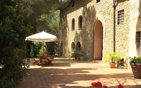 Malmantile: Ejendom, Bygning, Gårdsplads, Gårdhave, Hacienda, Ejendom, Hus, Estate, Backyard, Landscaping