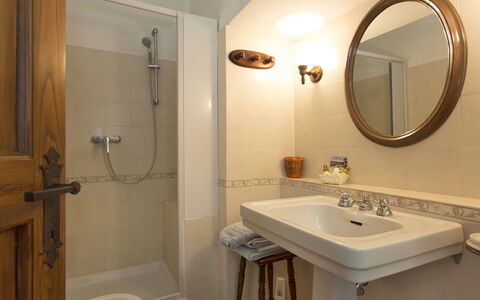 Malmantile: Badeværelse, Værelse, Tap, Ejendom, Håndvask, Badeværelsesvask, Badeværelsesskab, Badeværelse Tilbehør, Indretning, Væg