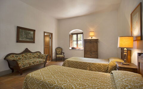 Malmantile: Soveværelse, Værelse, Møbel, Seng, Sengetøj, Ejendom, Indretning, Bed Frame, Sengetøj, Bygning