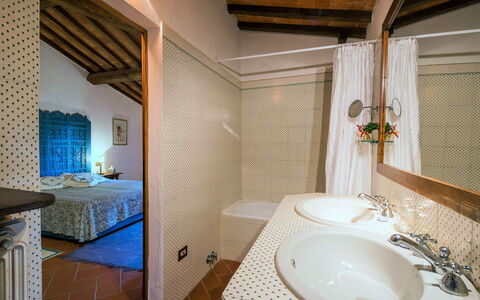 Pozza Di Volpaia: Ejendom, Tap, Sanitærarmatur, Håndvask, Bygning, Træ, Badeværelse, Badeværelsesvask, Indretning, Arkitektur