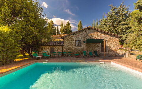 Pozza Di Volpaia: Vand, Himmel, Bygning, Sky, Ejendom, Plante, Azure, Svømmepøl, Træ, Naturlige Landskab